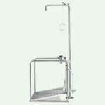 PremiumLine Augenduschen-Notduschen-Station mit umliegendem Schutzkorb, selbstentleerend, Edelstahl für Bodenmontage - Image 2